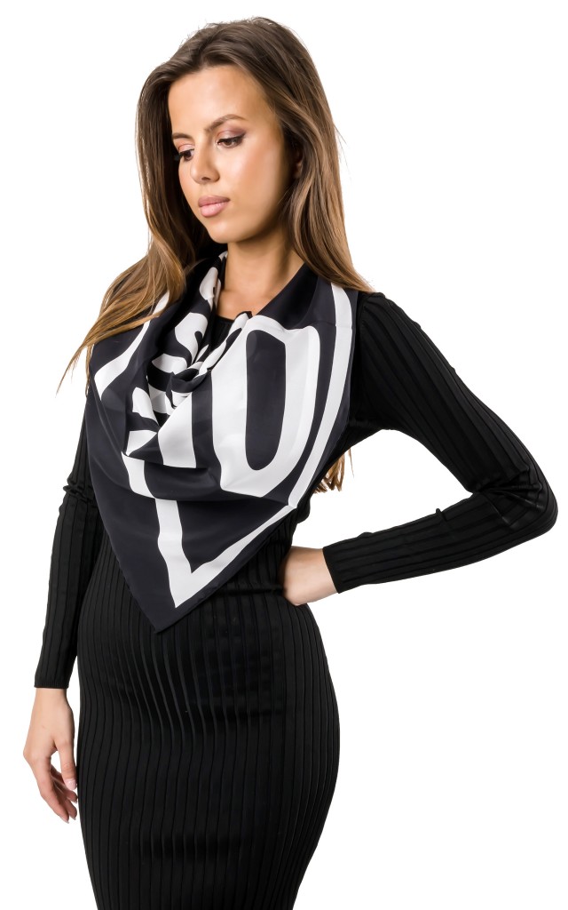 Chusta Jedwabna Moschino Logo Black White