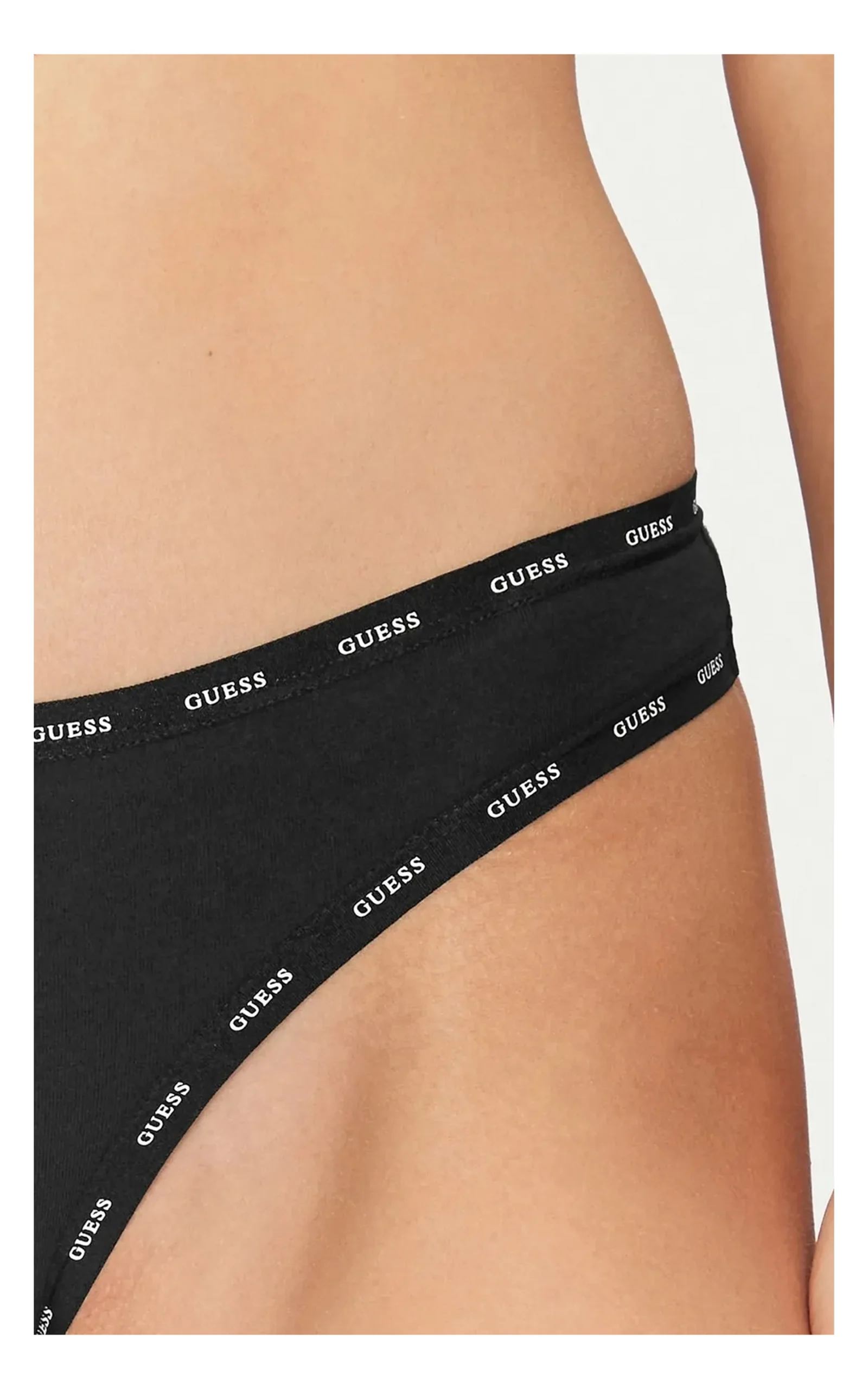 zbliżenie na materiał i logowanie w czarnych stringach guess 3pack