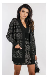 kardigan marciano guess w kolorze czarnym w beżowy monogram, fason maxi , z dużymi kieszeniami na przodzie - widok na modelce, produkt w całości