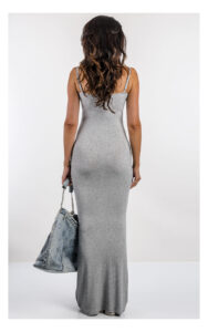 szara sukienka maxi bodycon z prążkowanego tencelu marki guess- stylizacja na modelce- widok od tyłu