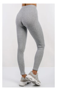 legginsy guess z tencelu prążkowanego w kolorze szarym- na modelce, widok od tyłu