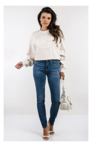 jeansy skinny guess z wysokim stanem, stylizacja z luźną bluzą dresową- na modelce widok od przodu