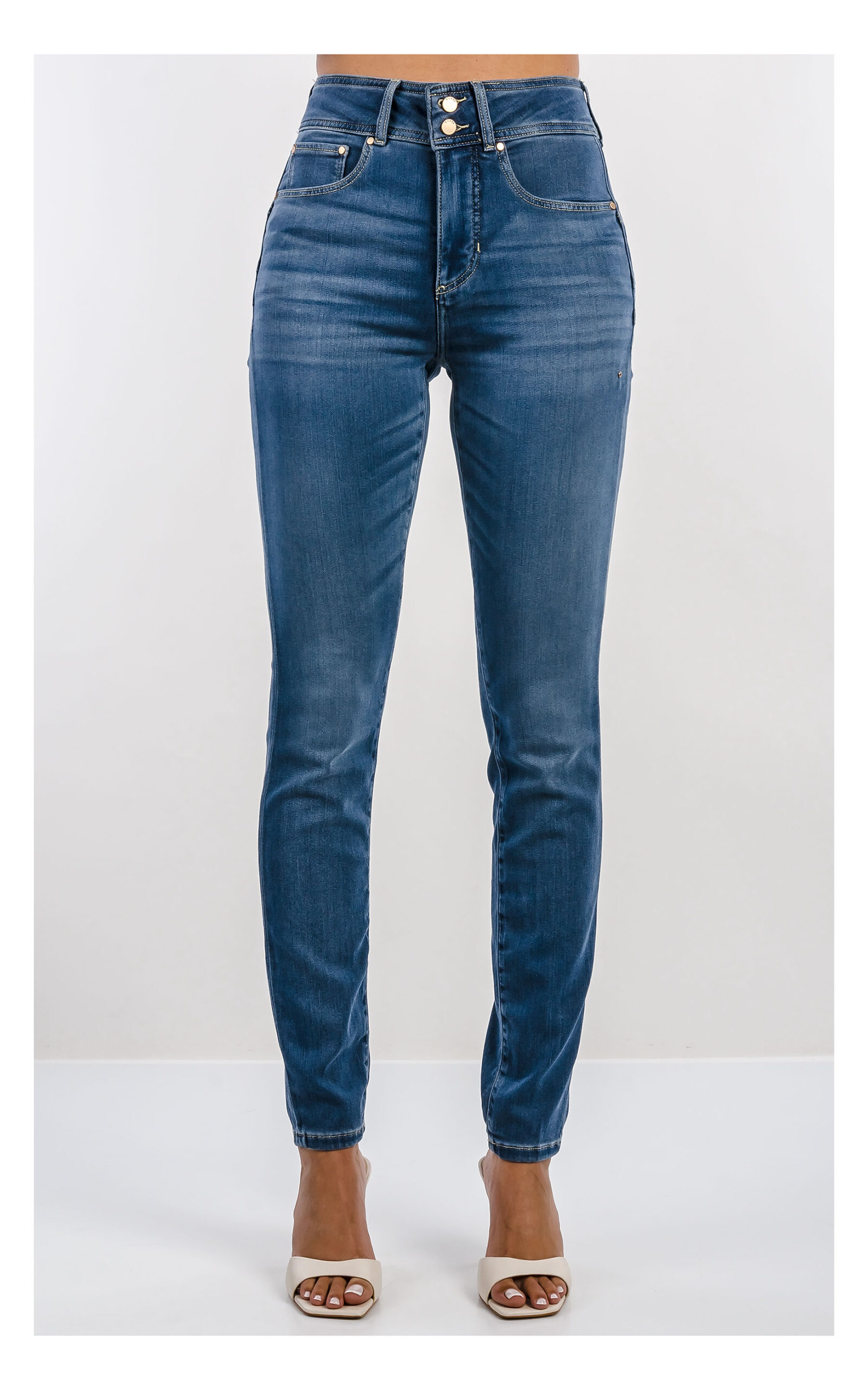 niebieskie jeansy guess skinny z wysokim stanem, model bottom up unoszący optycznie pośladki, widok na modelce od przodu