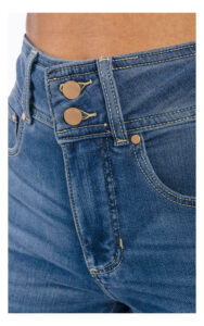 zbliżenie na tkaninę i guziki jeansów guess