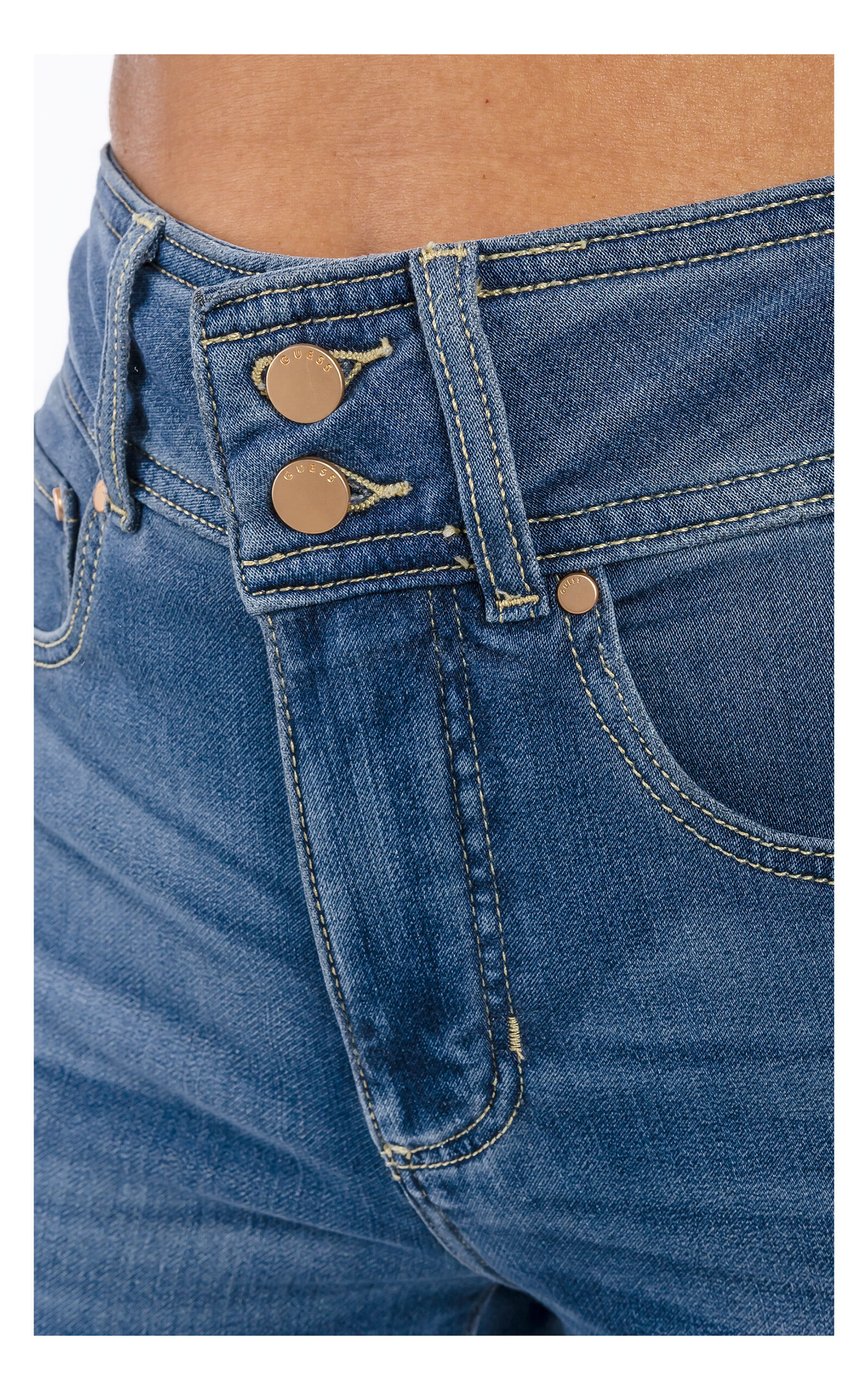 zbliżenie na tkaninę i guziki jeansów guess