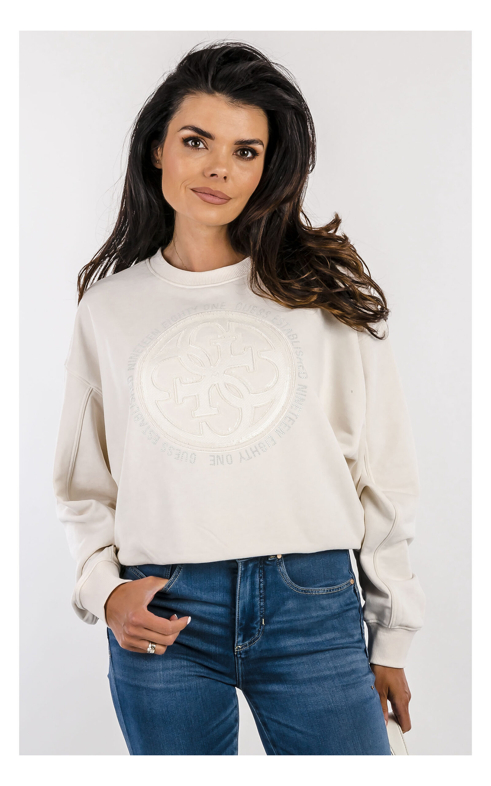 bluza oversize w kremowym kolorze z haftowanym logo - zbliżenie na modelce