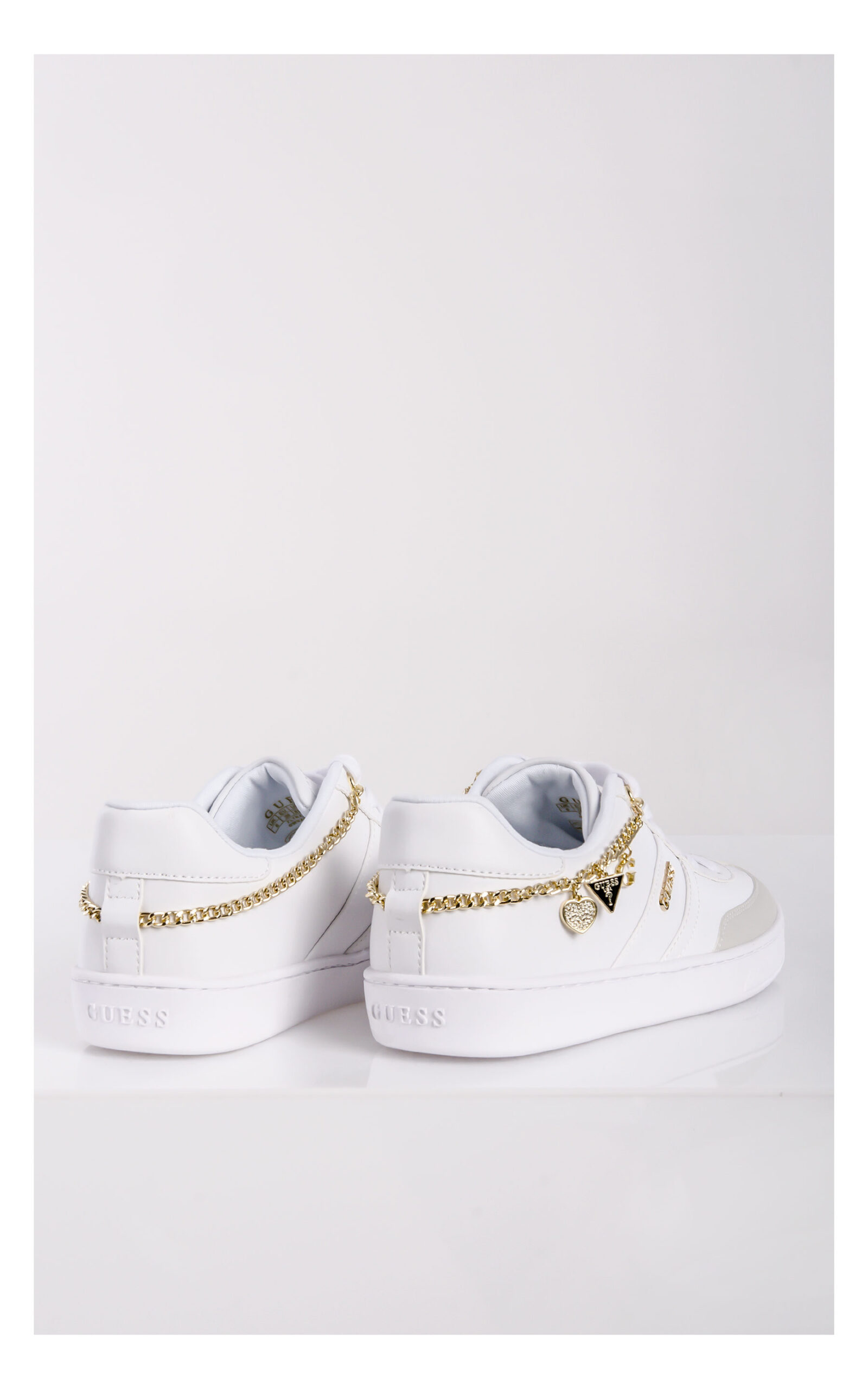 sneakersy guess naoko w białym kolorze, zdobione łańcuszkiem- widok od tyłu po ukosie