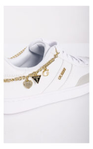 zbliżenie na łańcuszek z logowanymi zawieszkami sneakersów guess naoko