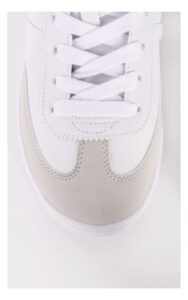 zbliżenie na czubki sneakersów guess naoko