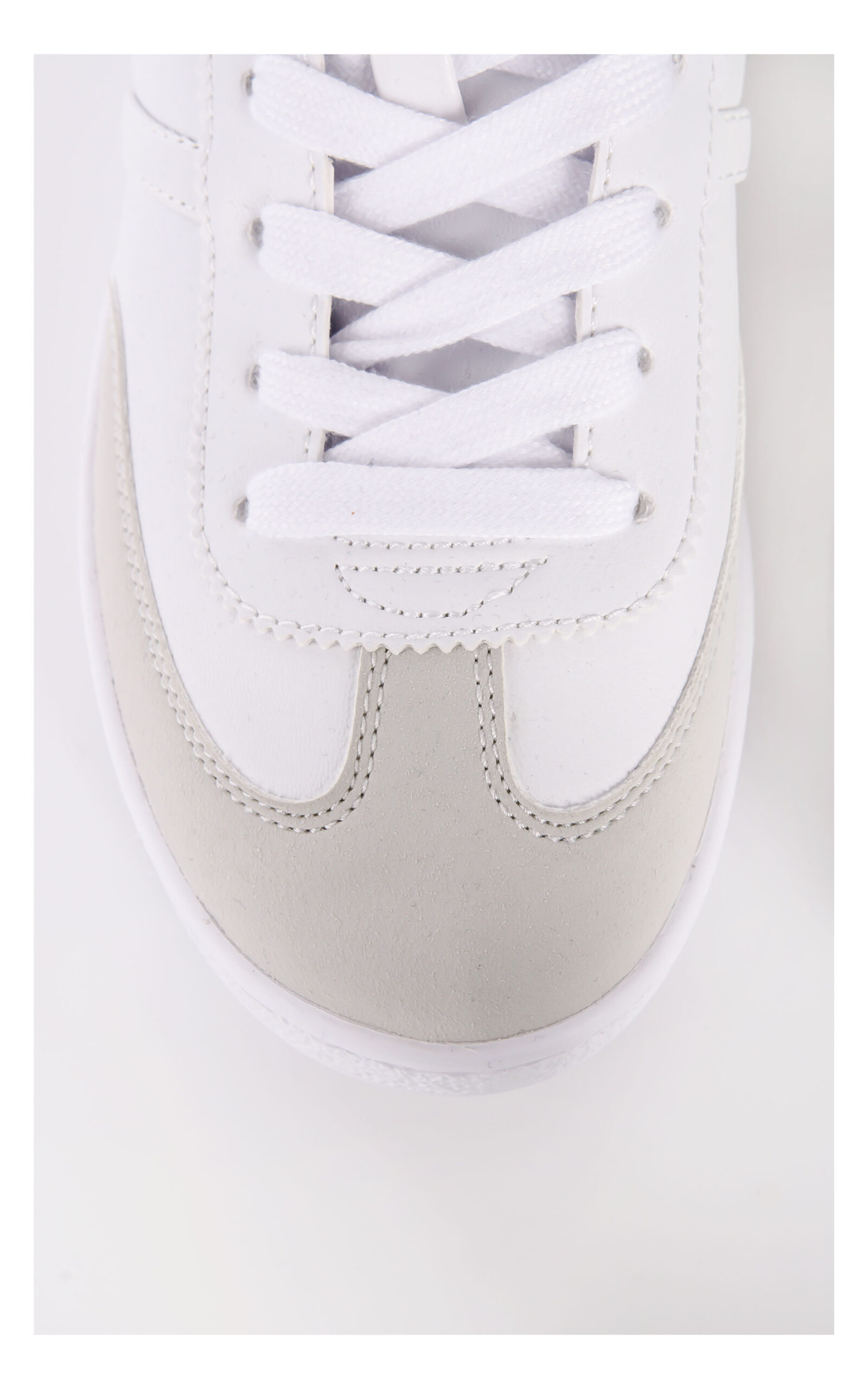 zbliżenie na czubki sneakersów guess naoko