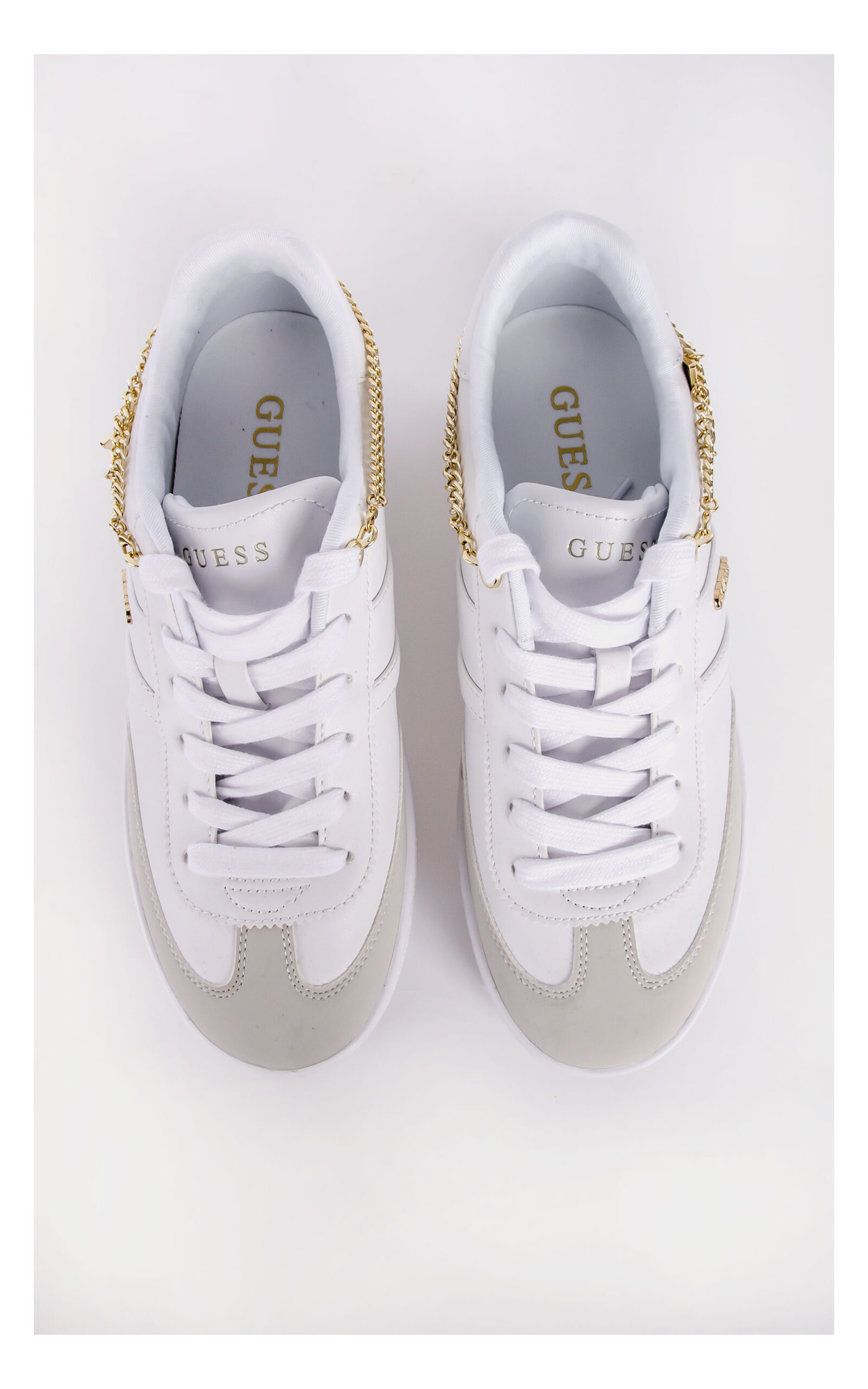 sneakersy guess naoko w białym kolorze- widok od góry
