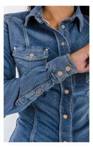 zbliżenie na logowane napy na koszuli jeansowej guess