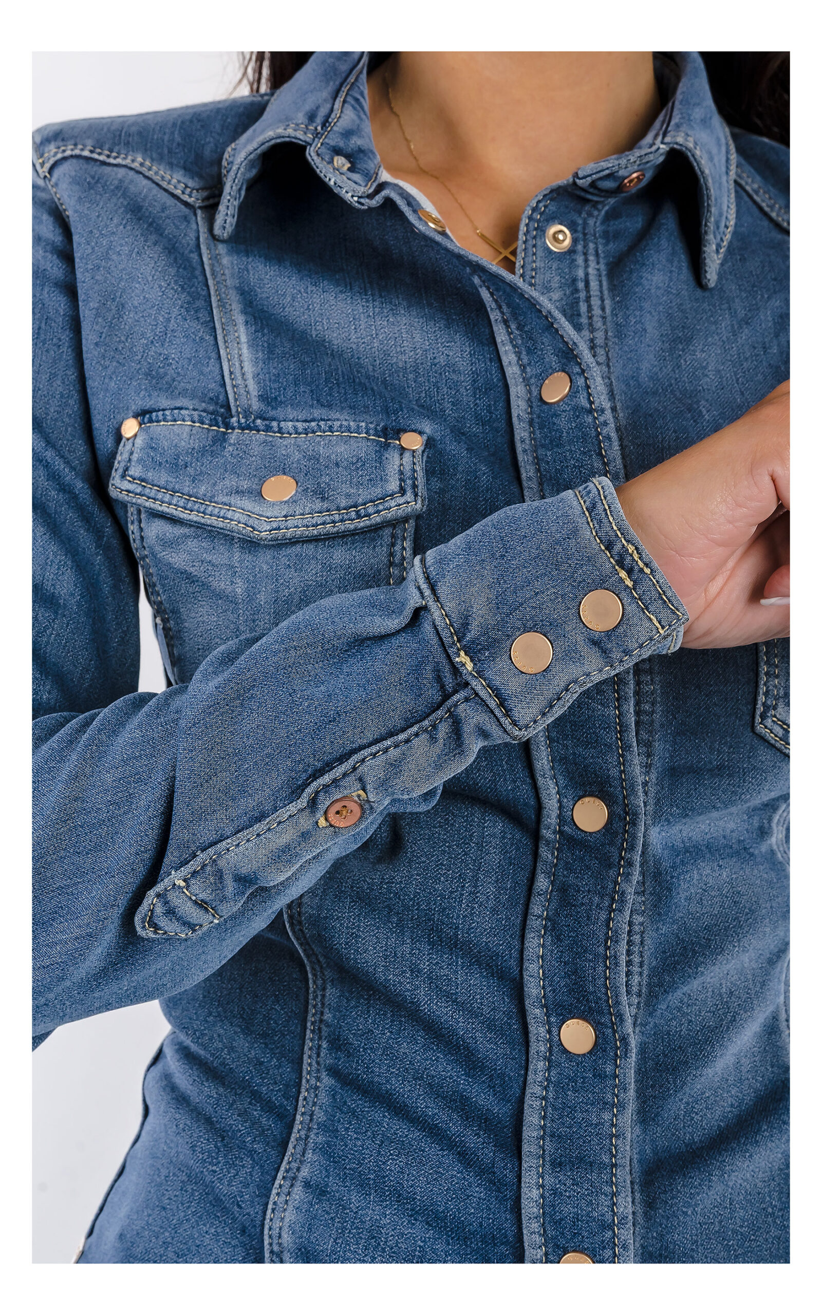 zbliżenie na logowane napy na koszuli jeansowej guess