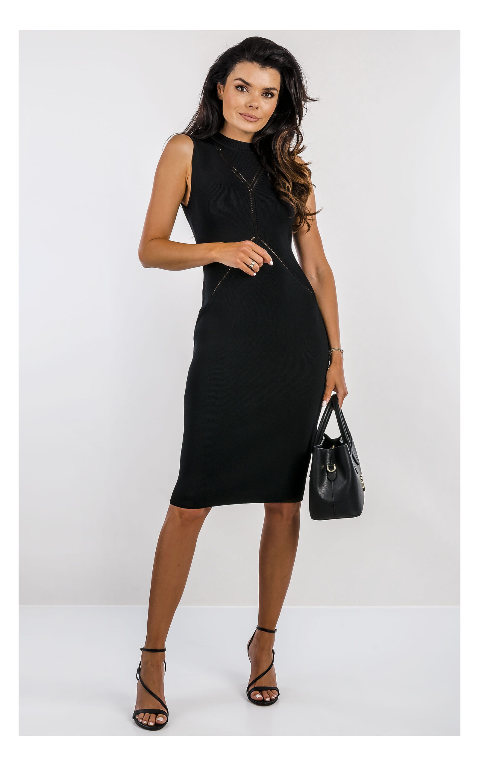 czarna dzianinowa dopasowana sukienka mini marciano guess -widok na modelce od przodu