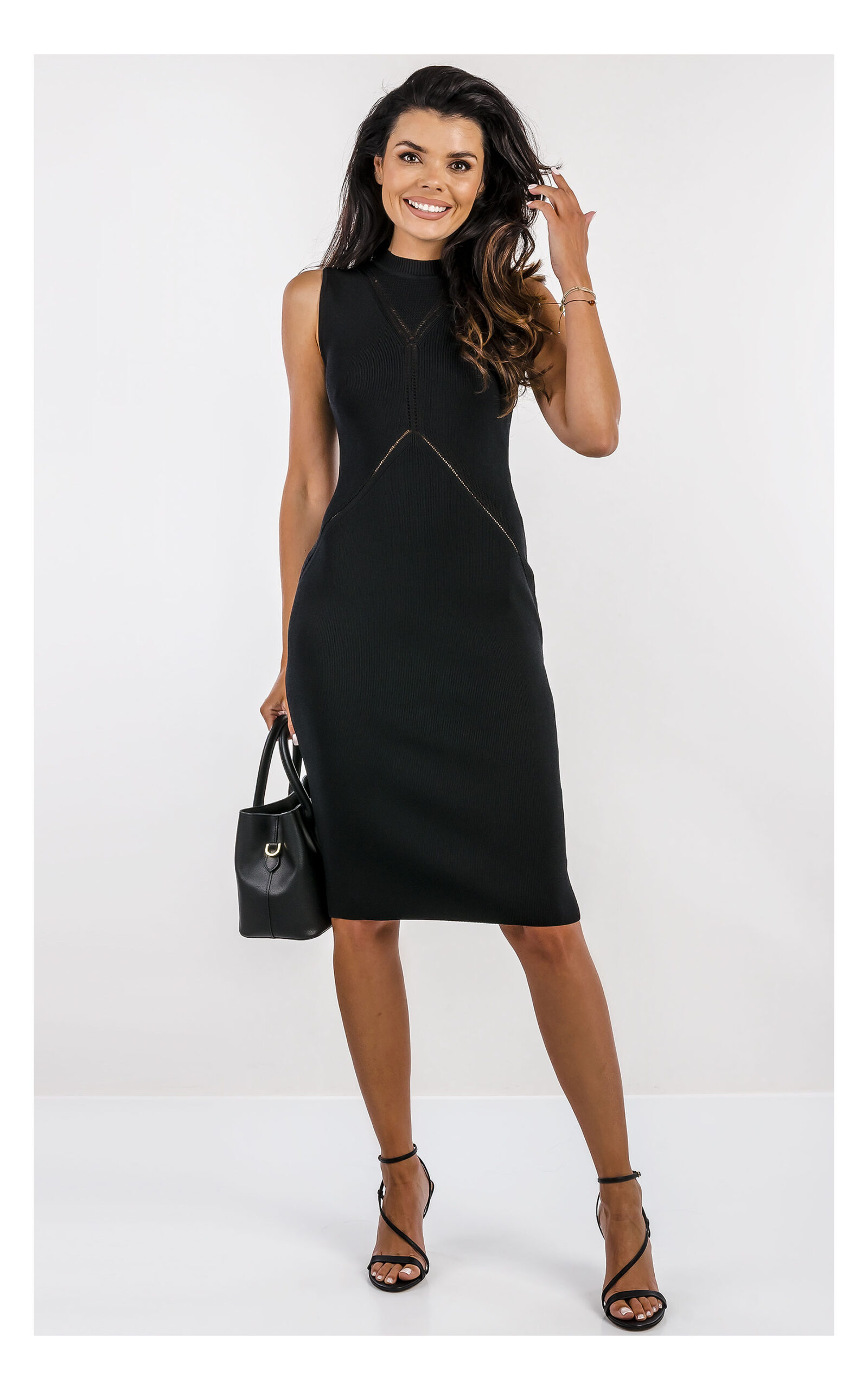 czarna dzianinowa dopasowana sukienka mini marciano guess -widok na modelce od przodu