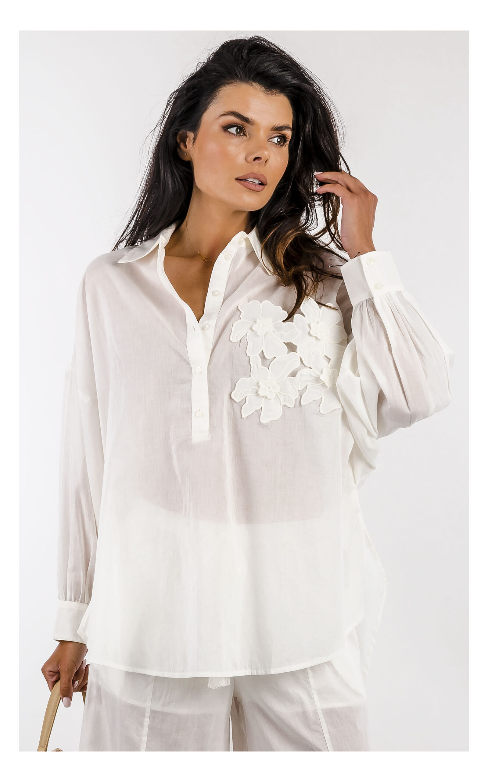 biała bluzka twinset oversize w zbliżeniu na modelce
