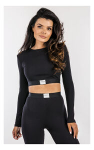 crop top w czarnym kolorze z tencelu marki guess z logowaną naszywką na modelce w zbliżeniu