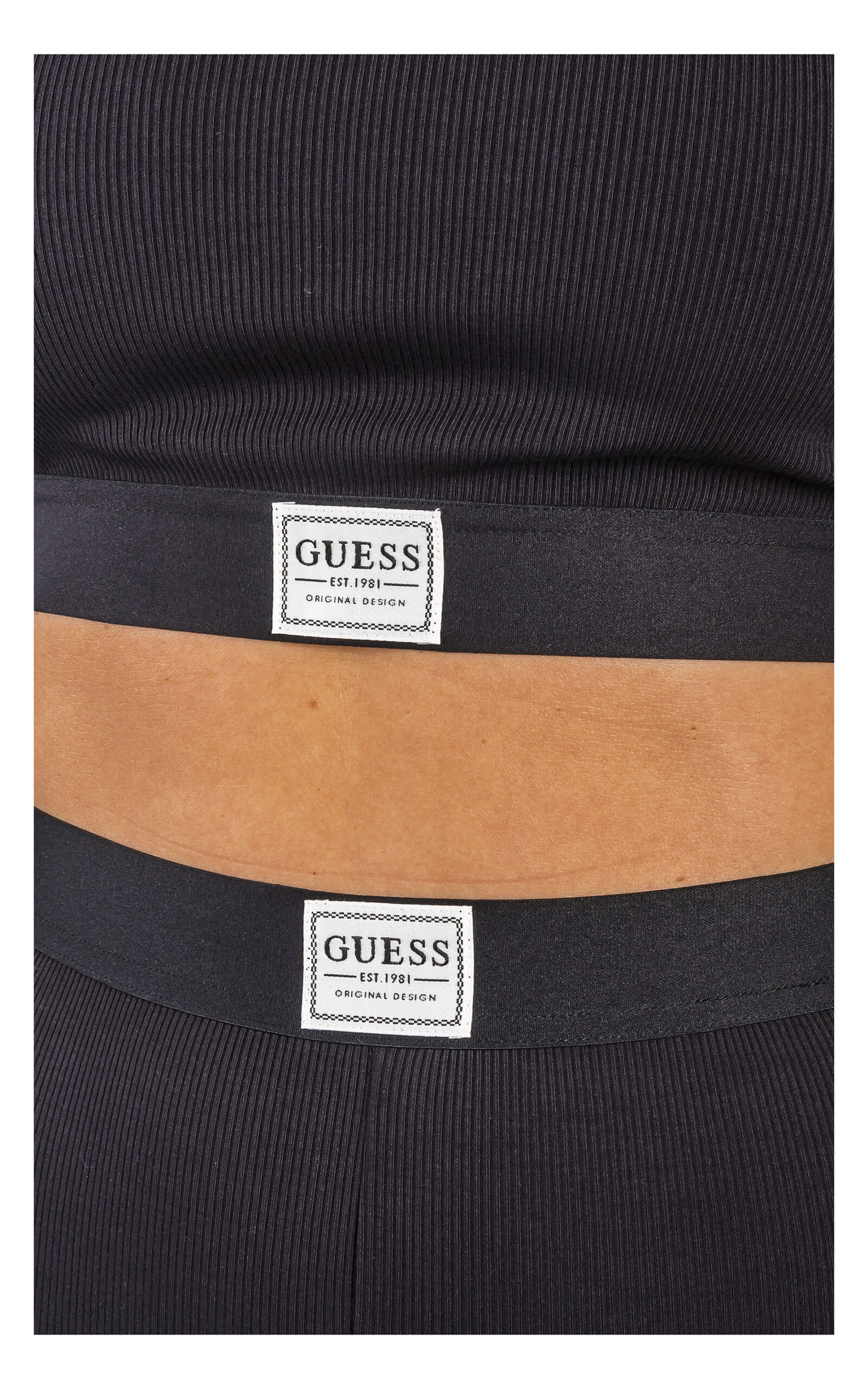 zbliżenie na logowaną naszywkę oraz tkaninę crop topu guess