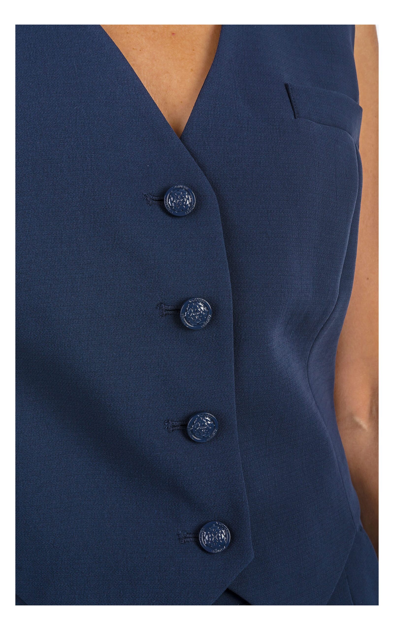 zbliżenie na zapięcie i tkaninę kamizelki guess perfect vest