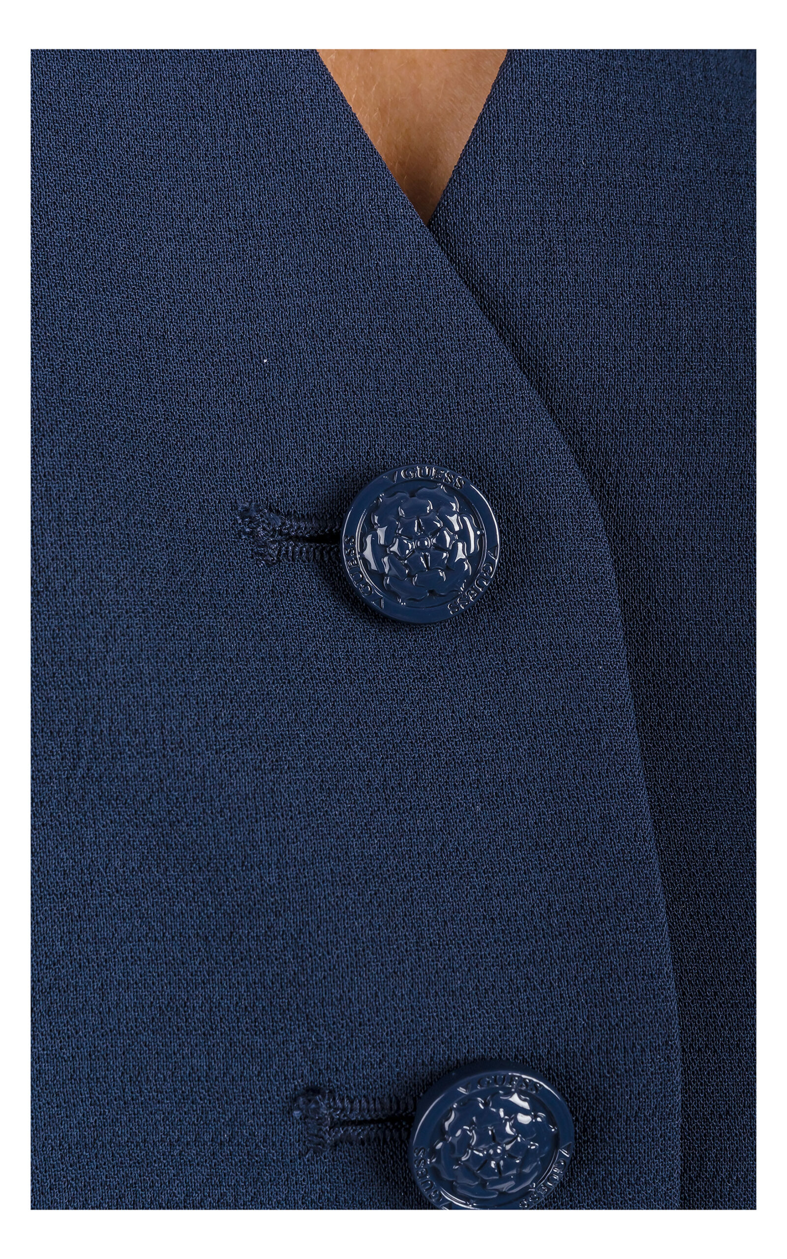 zbliżenie na logowane guziki kamizelki guess perfect vest