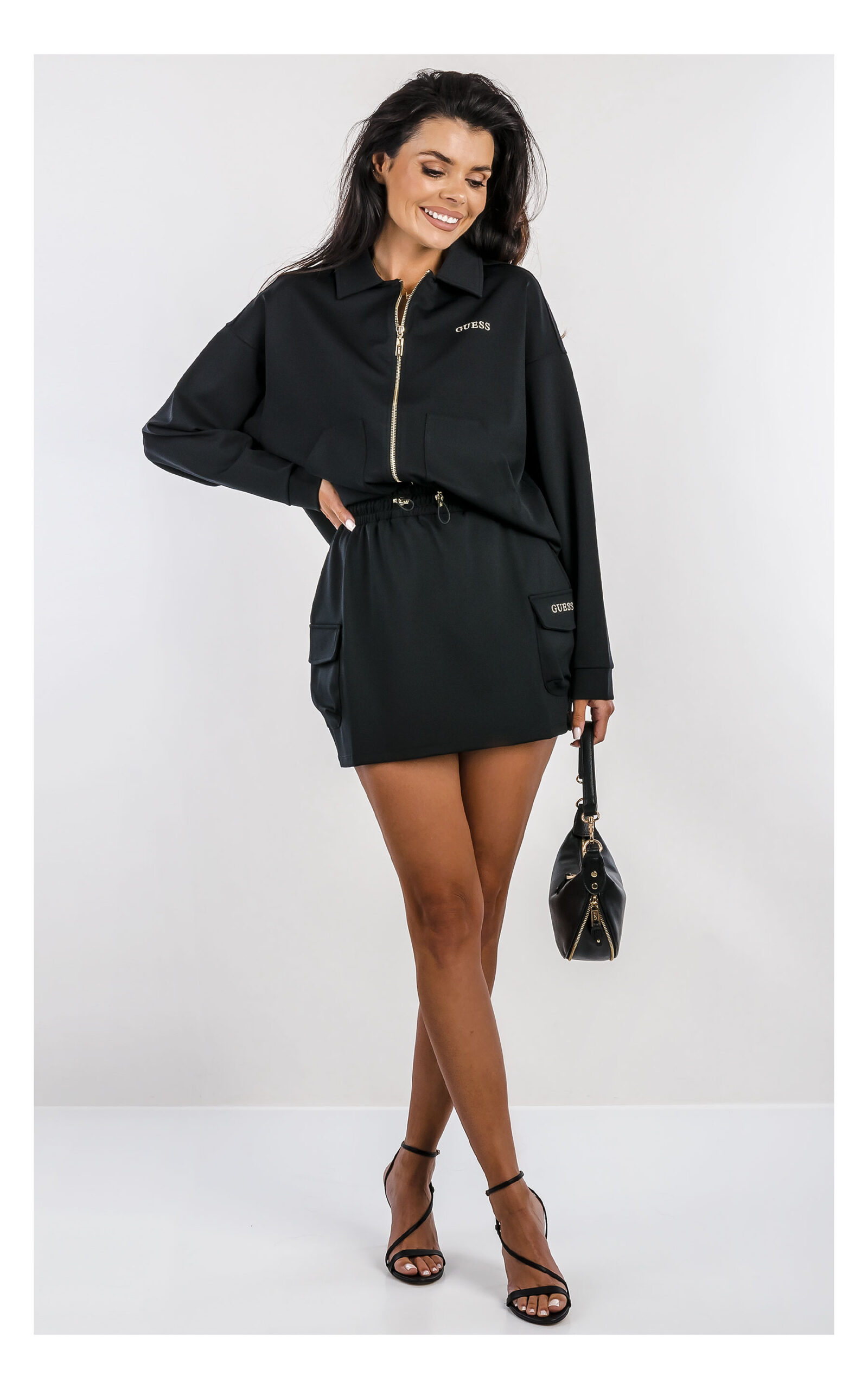 pudełkowa czarna bluza guess active w komplecie z mini spódniczką- widok na modelce od przodu