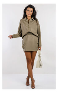 pudełkowa khaki bluza guess active w komplecie z mini spódniczką- widok na modelce od przodu