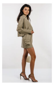pudełkowa khaki bluza guess active w komplecie z mini spódniczką- widok na modelce z profilu