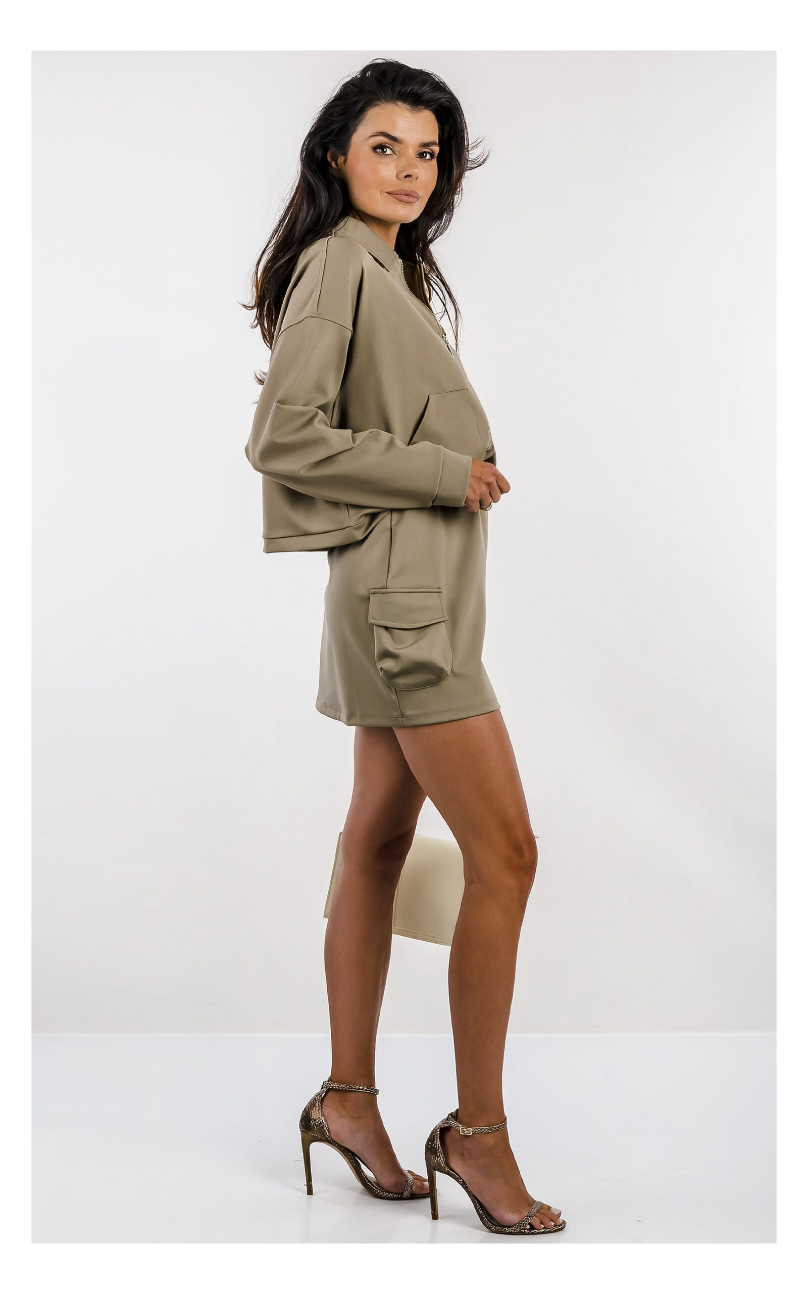 pudełkowa khaki bluza guess active w komplecie z mini spódniczką- widok na modelce z profilu