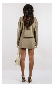 pudełkowa khaki bluza guess active w komplecie z mini spódniczką- widok na modelce od tyłu