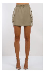khaki mini spódnica z kieszeniami cargo marki guess active, na gumce- widok na modelce od przodu