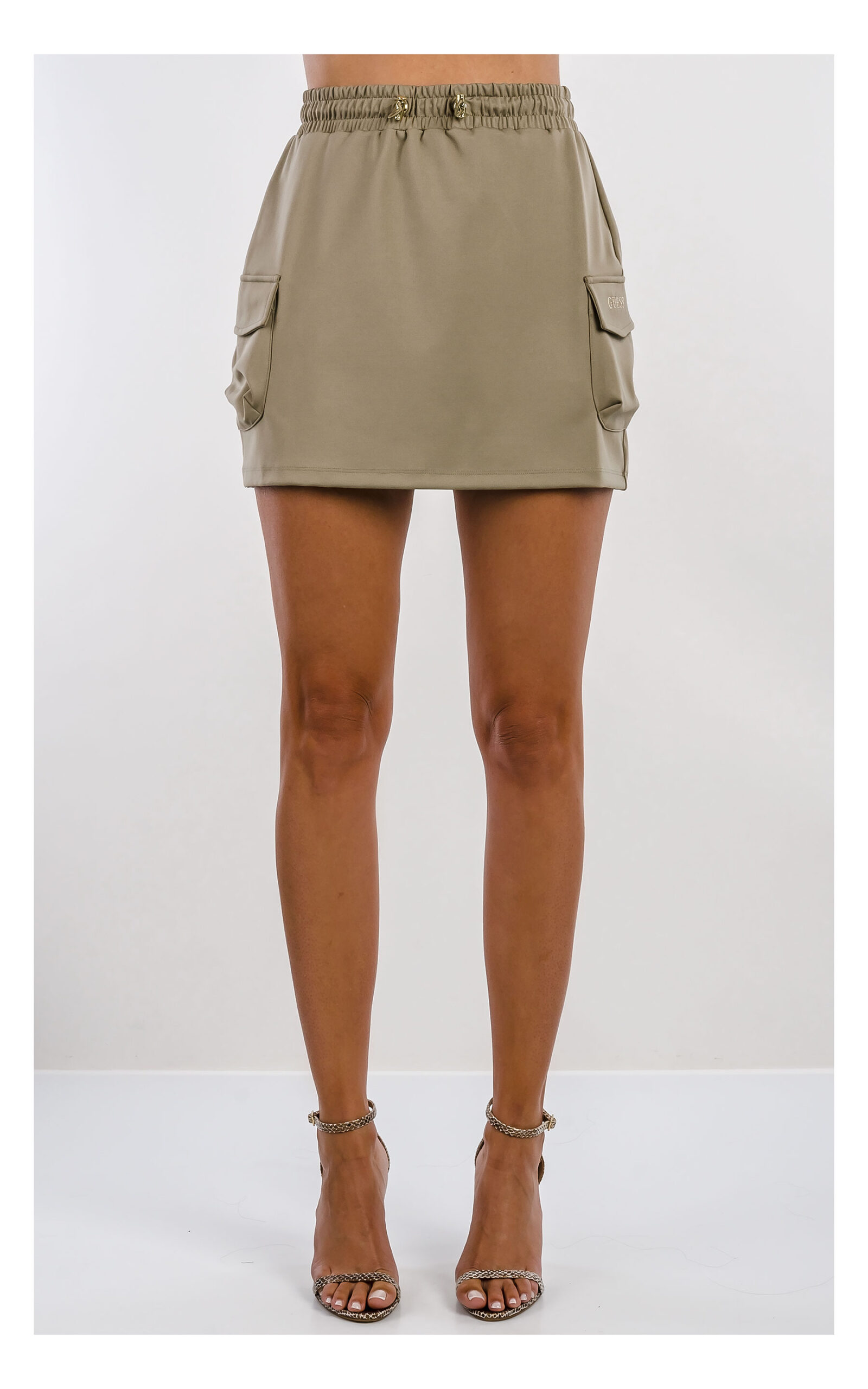 khaki mini spódnica z kieszeniami cargo marki guess active, na gumce- widok na modelce od przodu