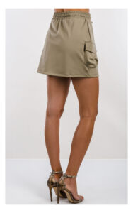 khaki mini spódnica z kieszeniami cargo marki guess active, na gumce- widok na modelce od tyłu