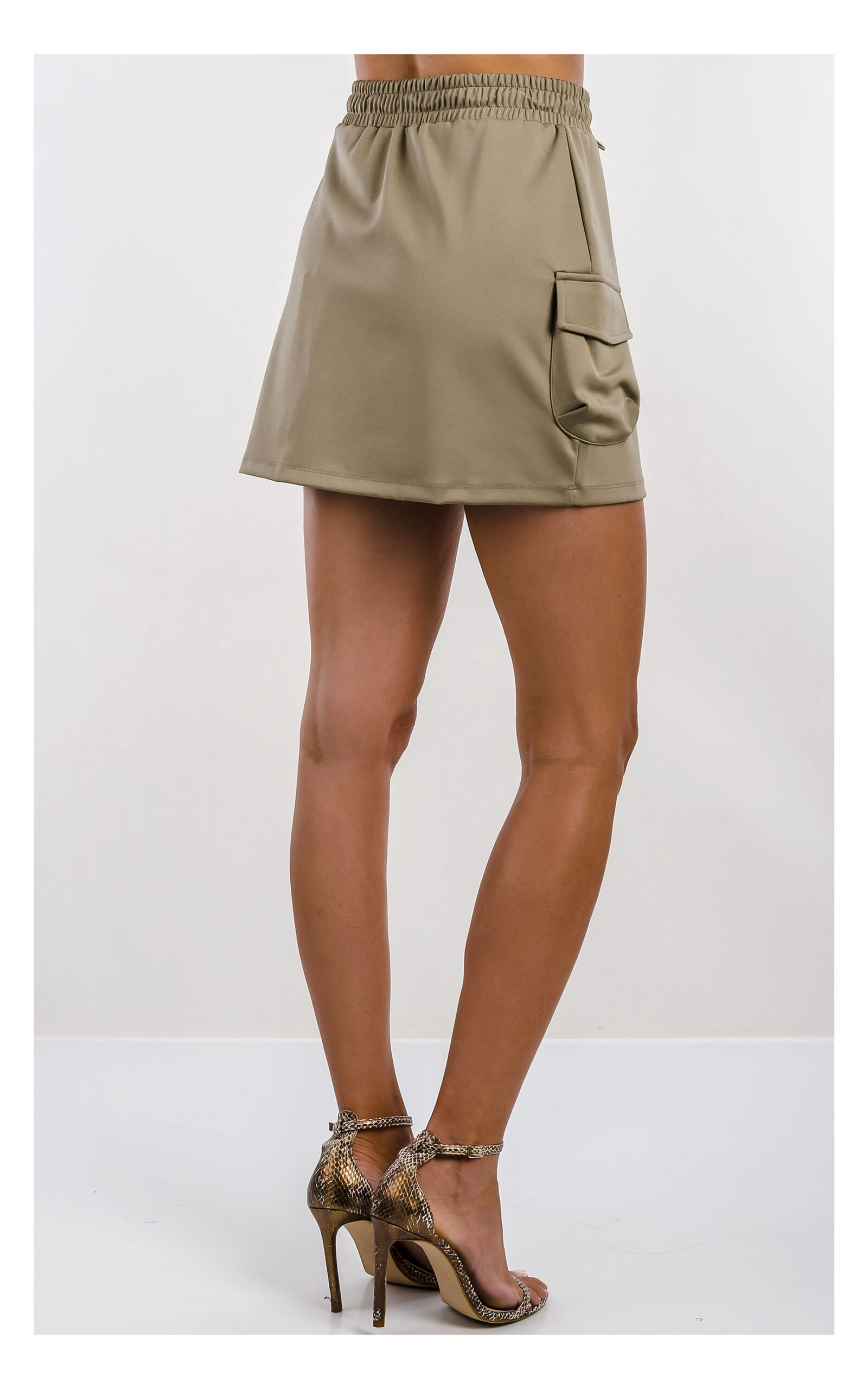 khaki mini spódnica z kieszeniami cargo marki guess active, na gumce- widok na modelce od tyłu