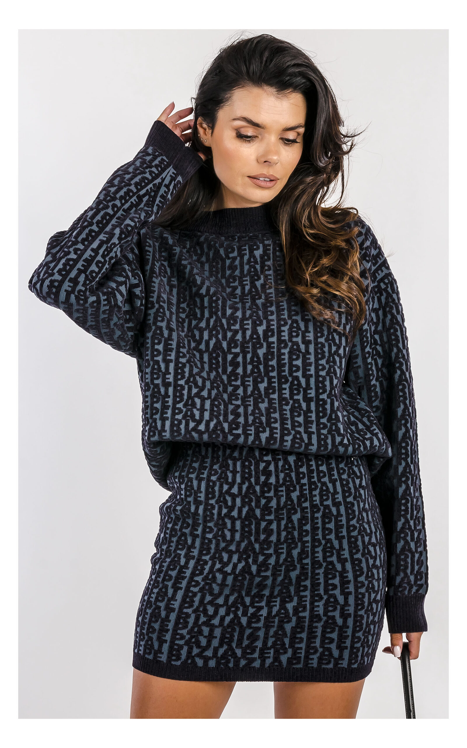 sweter patrizia pepe grafitowy w czarny szenilowy monogram, ciepły o luźnym fasonie z dzianinową spódniczką mini- widok na modelce od przodu w zbliżeniu