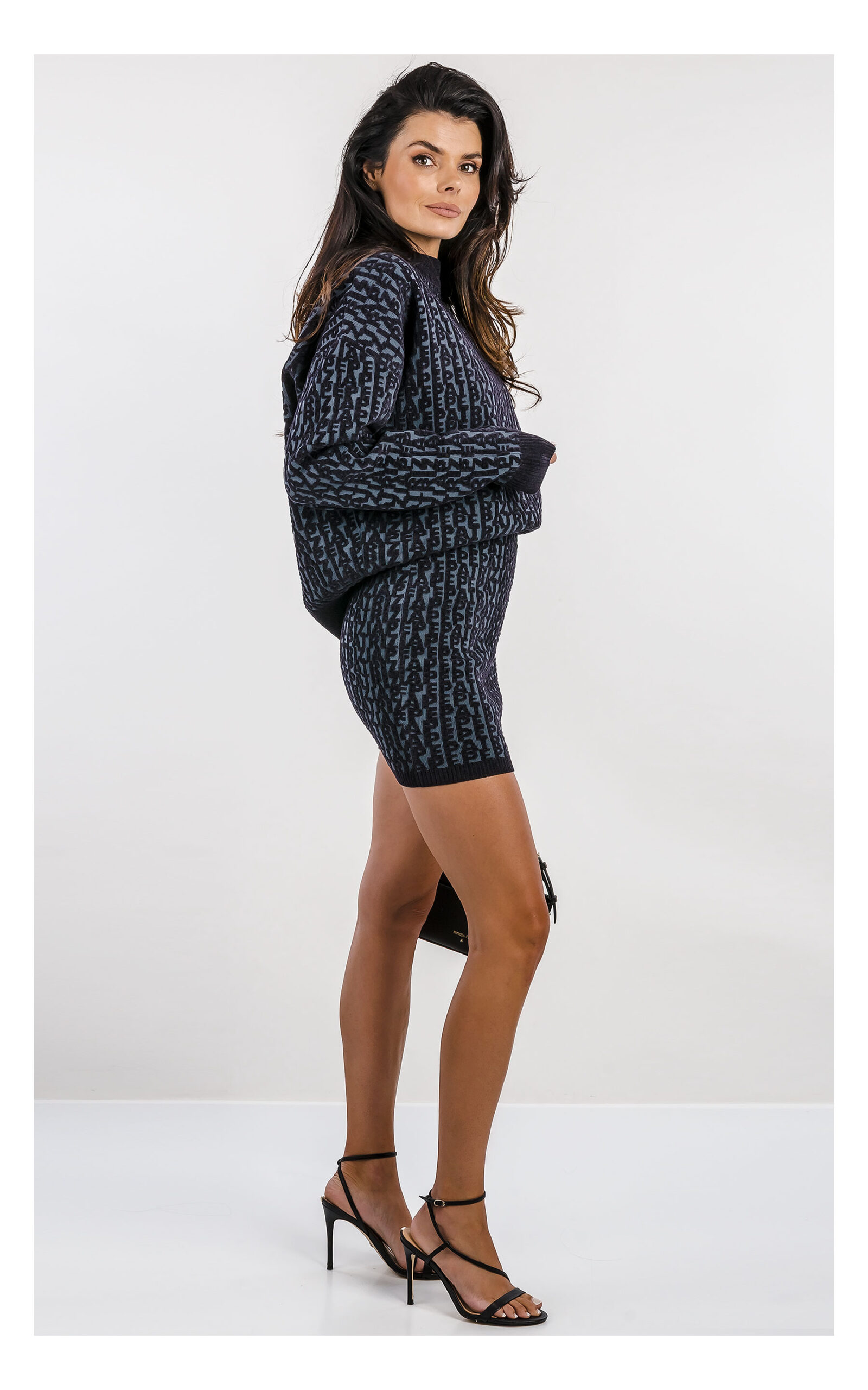 sweter patrizia pepe grafitowy w czarny szenilowy monogram, ciepły o luźnym fasonie z dzianinową spódniczką mini- widok na modelce z profilu