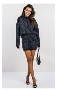 spódnica dzianinowa mini patrizia pepe w szenilowy monogram, stylizacja na modelce ze sweterkiem do kompletu- widok od przodu