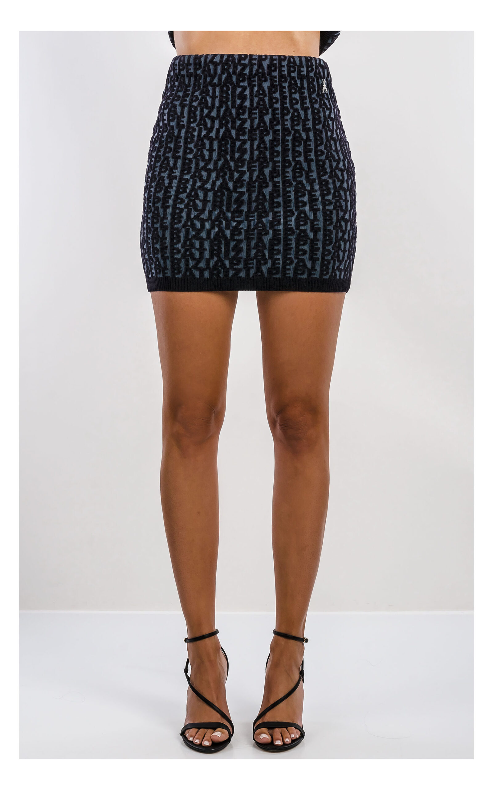 spódnica dzianinowa mini patrizia pepe w szenilowy monogram, stylizacja na modelce - widok od pasa w dół