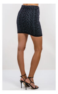 spódnica dzianinowa mini patrizia pepe w szenilowy monogram, stylizacja na modelce- widok od pasa w dół