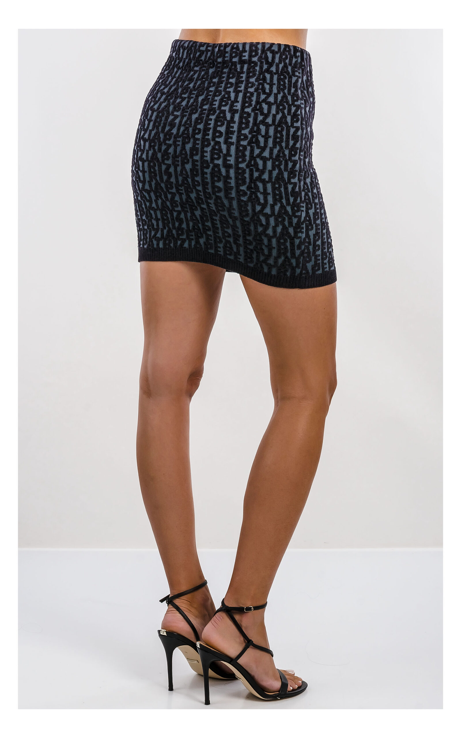 spódnica dzianinowa mini patrizia pepe w szenilowy monogram, stylizacja na modelce- widok od pasa w dół