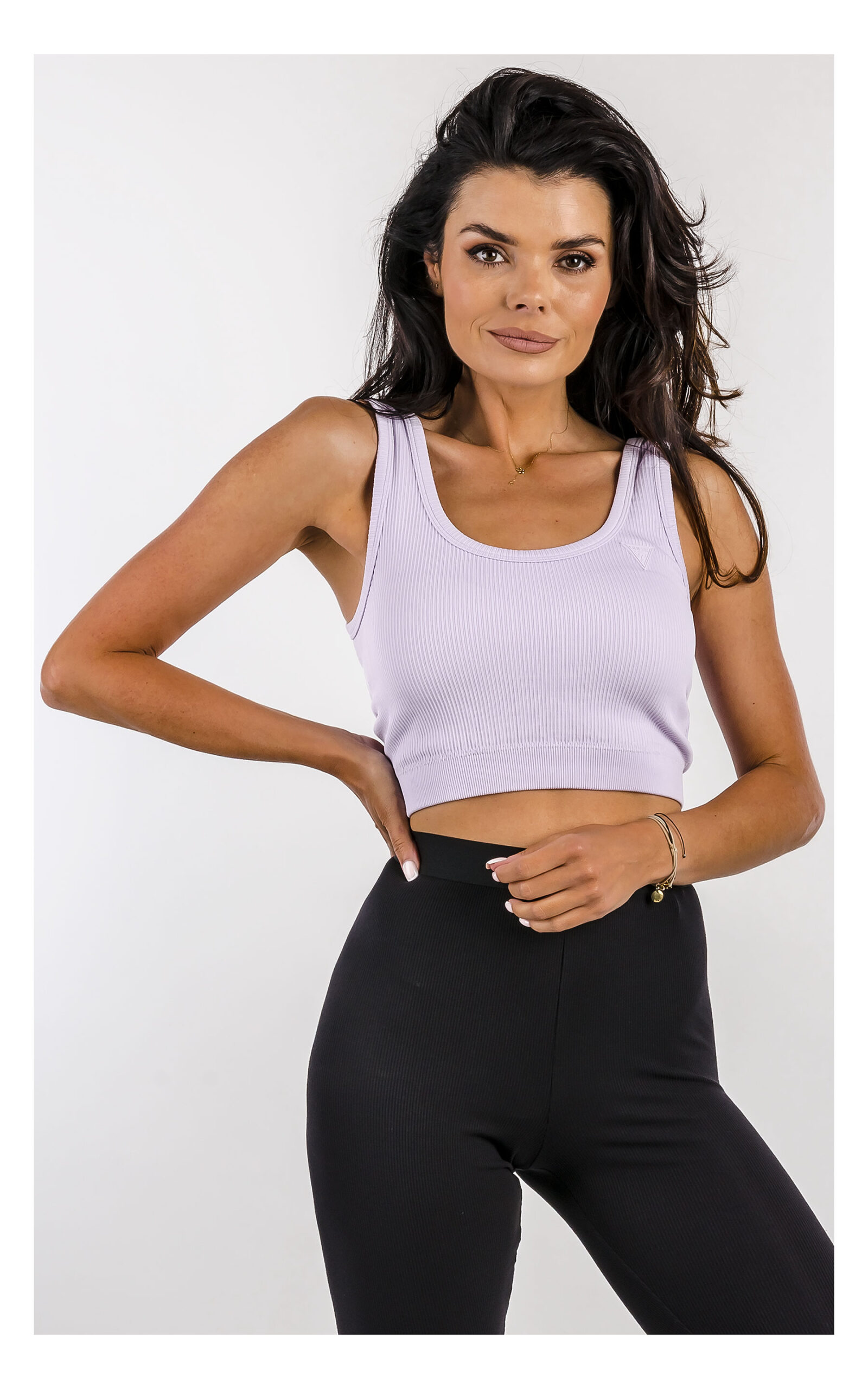 top guess sportowy w prążek w kolorze jasnofioletowym- widok na modelce w zbliżeniu