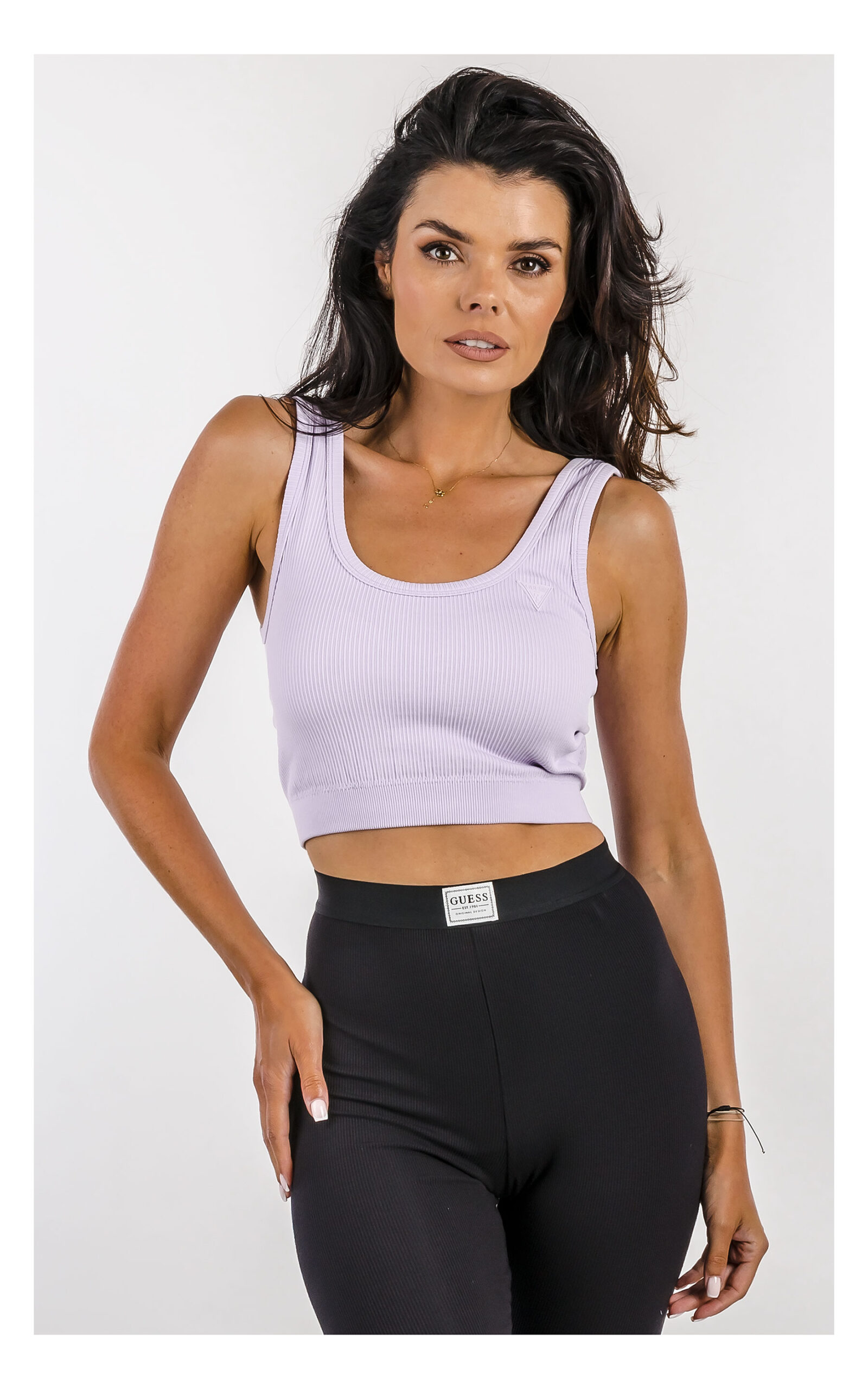top guess sportowy w prążek w kolorze jasnofioletowym- widok na modelce w zbliżeniu