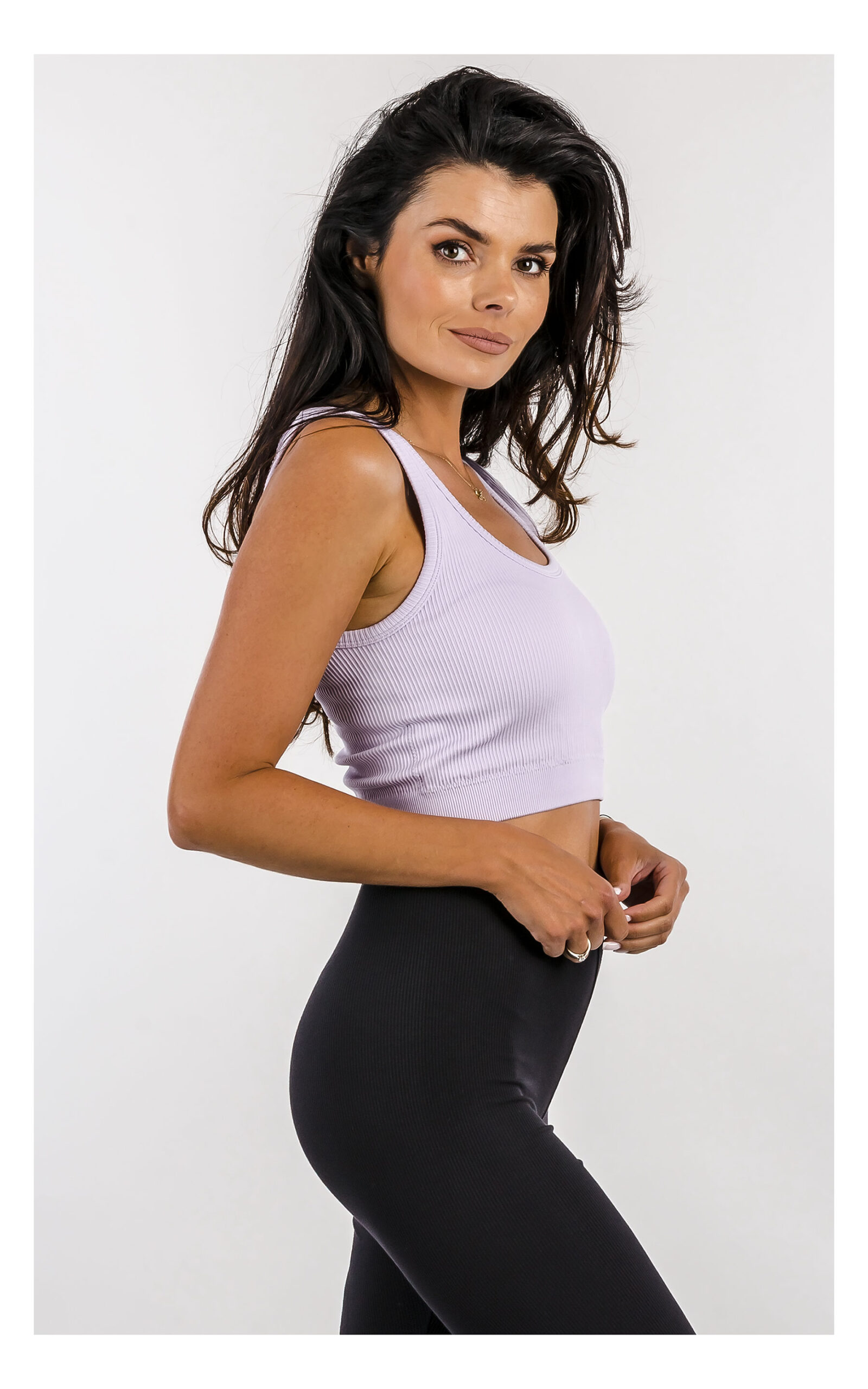 top guess sportowy w prążek w kolorze jasnofioletowym- widok na modelce w zbliżeniu z profilu