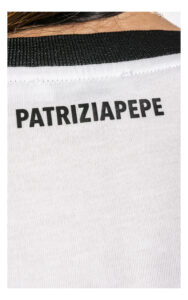 zbliżenie na nadruk z nazwą marki na t-shircie marki patrizia pepe