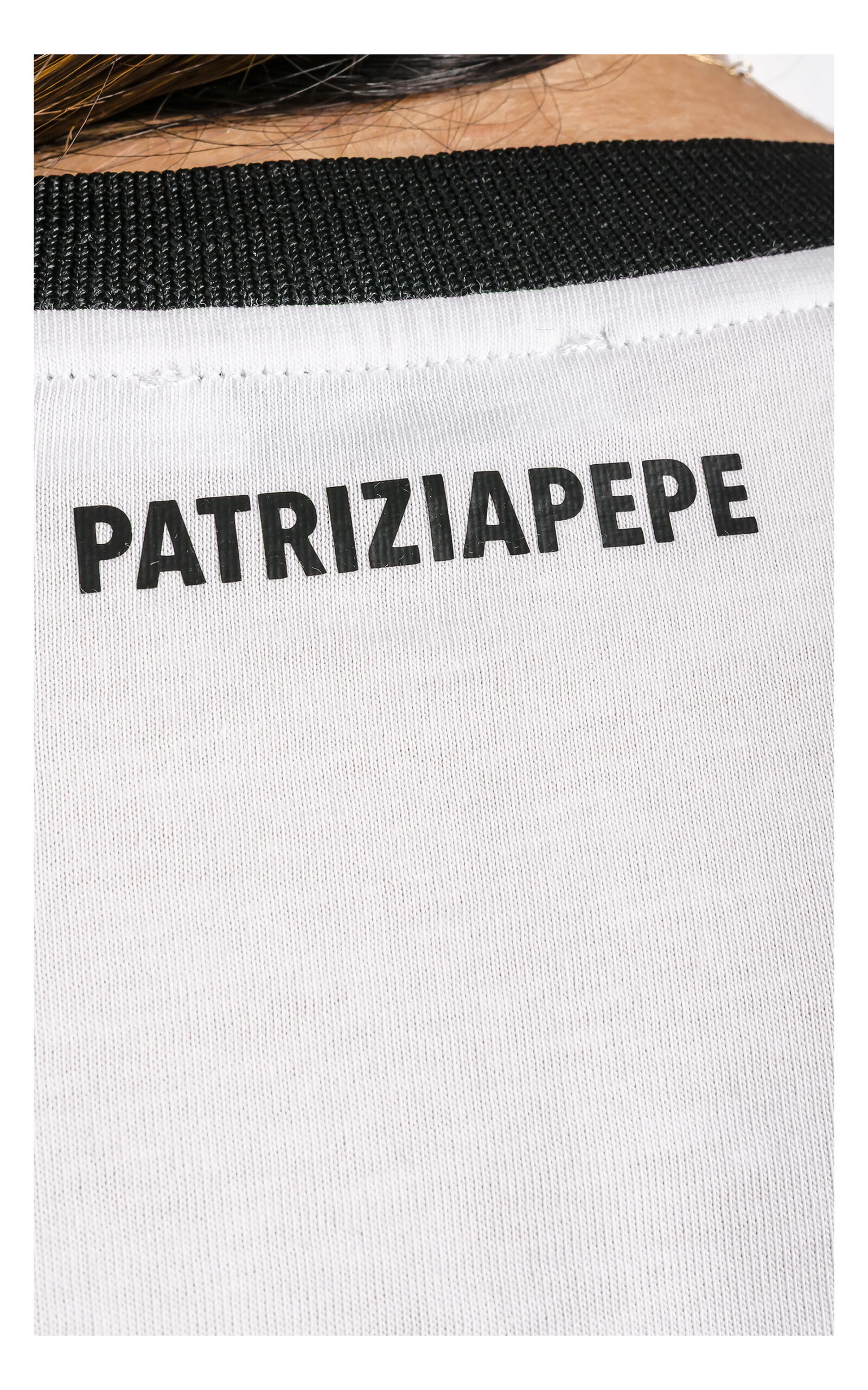 zbliżenie na nadruk z nazwą marki na t-shircie marki patrizia pepe