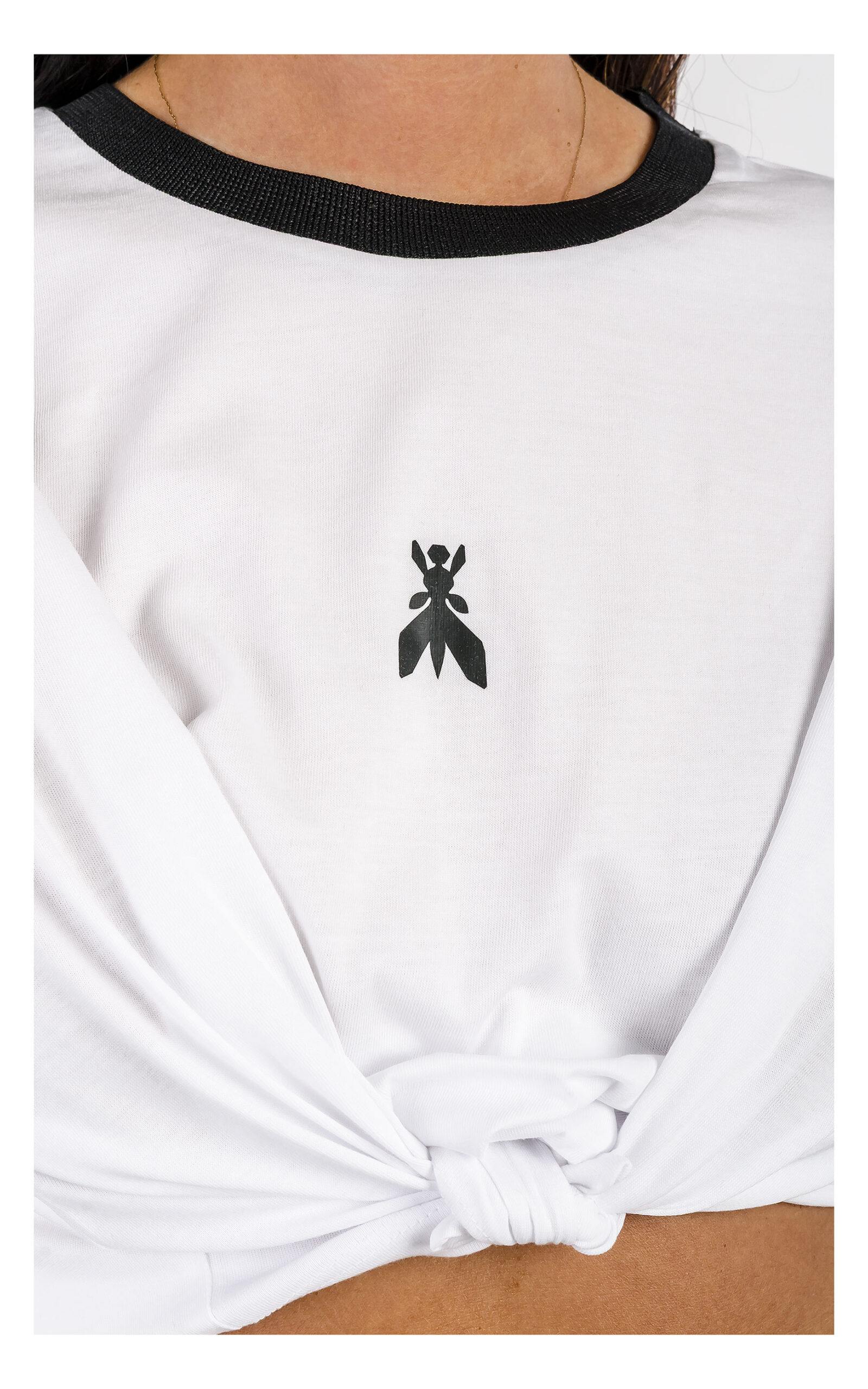 zbliżenie na logo marki na t-shircie patrizia pepe