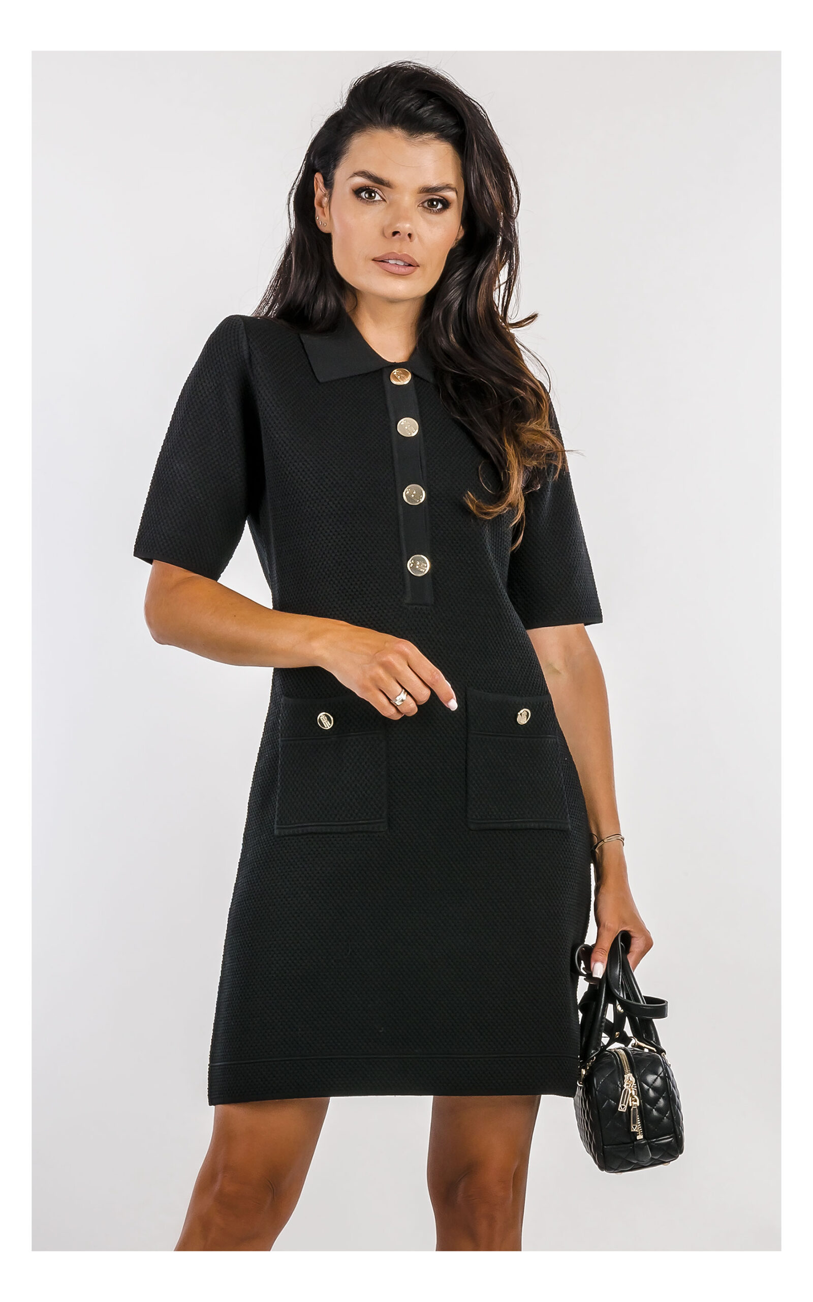 czarna rozkloszowana sukienka marki fracomina z kołnierzykiem polo, zapinana na kilka logowanych guzików, na przodzie dwie otwarte kieszonki, fason regular fit mini- widok na modelce w zbliżeniu od przodu