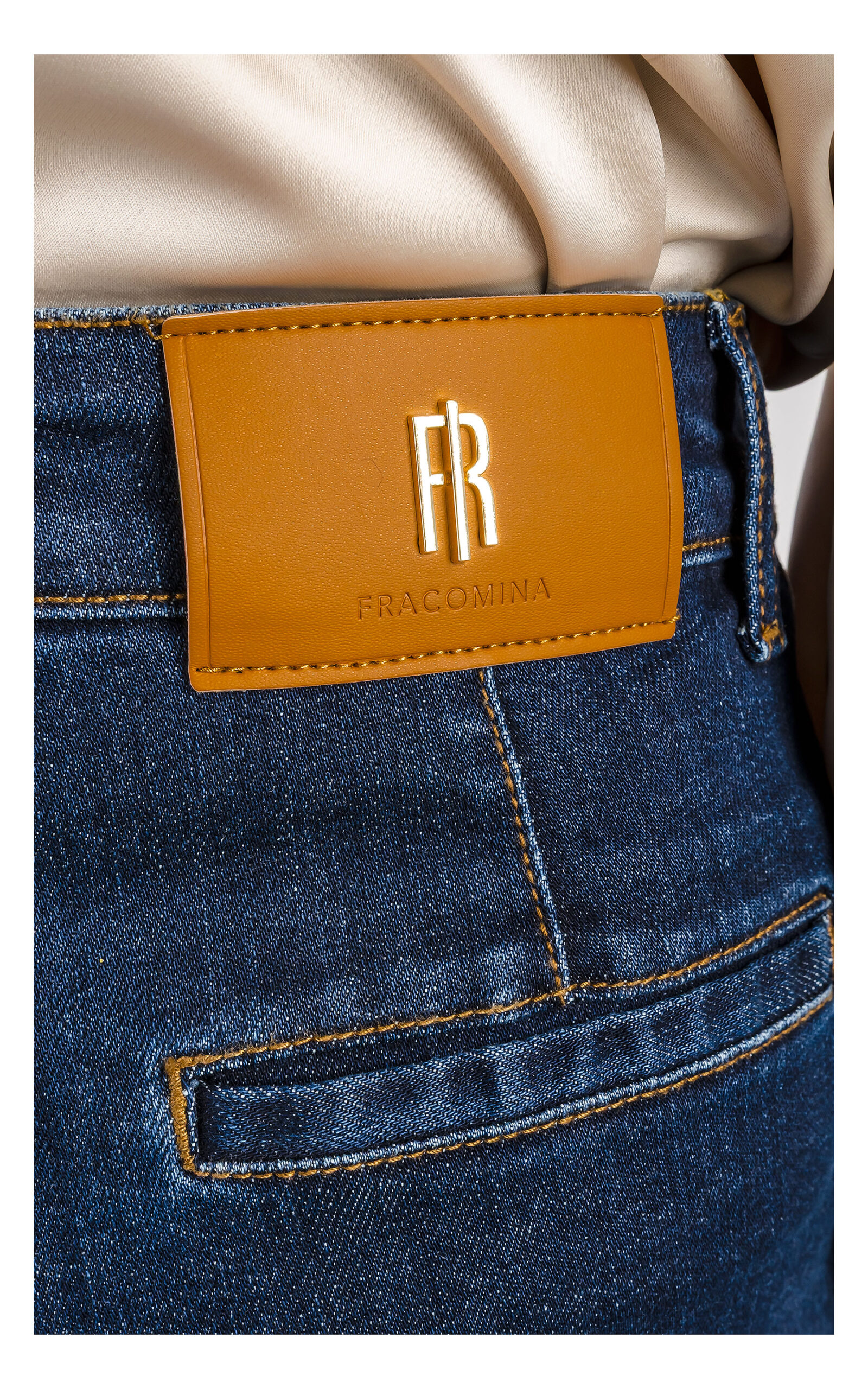 zbliżenie na logowaną naszywkę jeansów fracomina