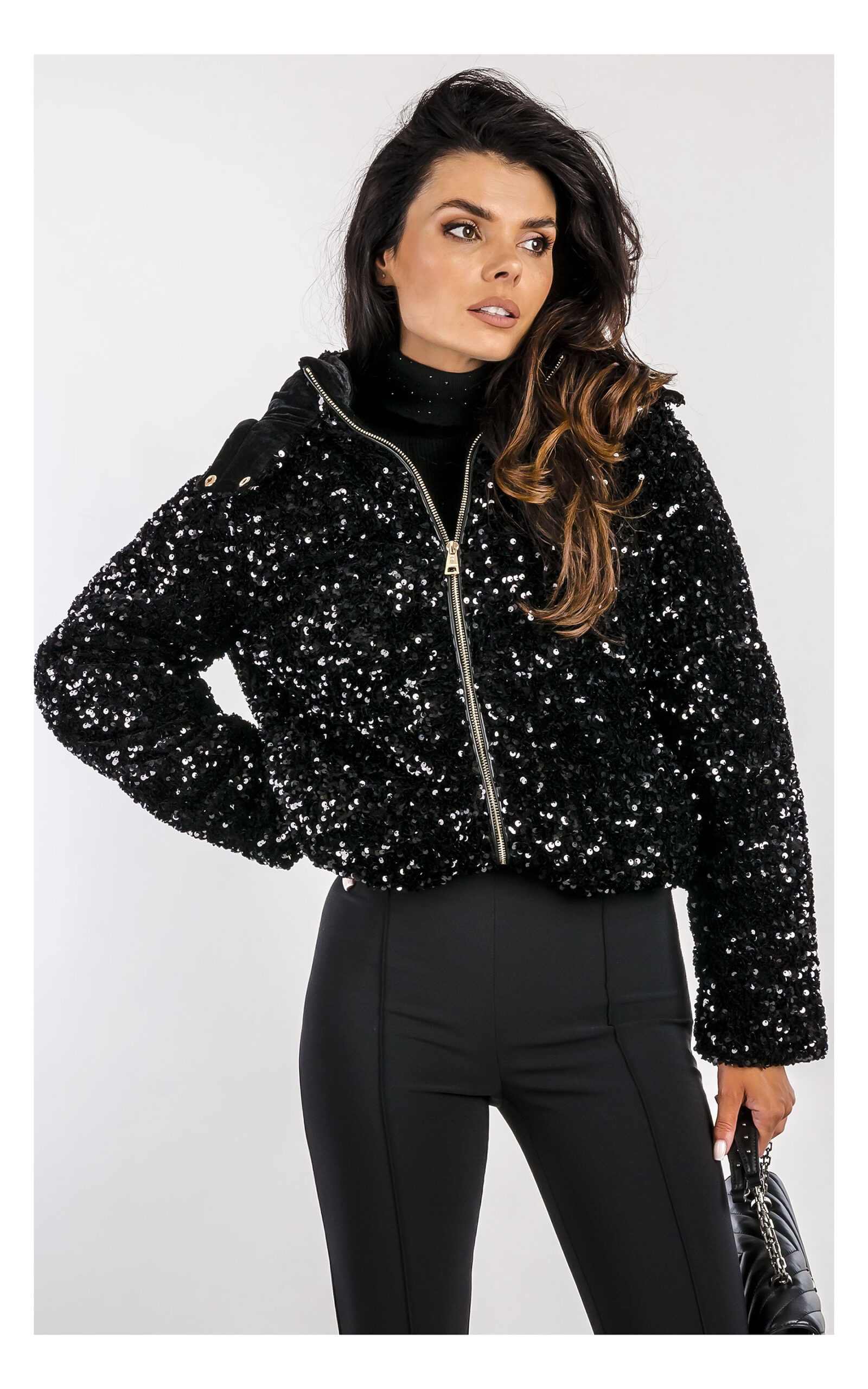czarna kremowa kurtka cekinowa marki fracomina, fason regular fit, z kapturem - stylizacja z czarnymi eleganckimi spodniami typu flare- widok na modelce w zbliżeniu od przodu