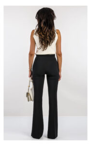 jasnobeżowy top fracomina z dzianiny zdobiony dżetami, fason slim fit z półgolfem- stylizacja z eleganckimi czarnymi spodniami flare- widok na modelce w od tyłu