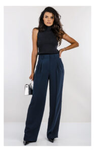 granatowy top fracomina z dzianiny zdobiony dżetami, fason slim fit z półgolfem- stylizacja z eleganckimi granatowymi spodniami- widok na modelce w od przodu